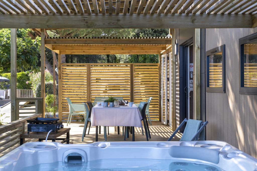 Terrasse de mobil-home avec table et jacuzzi