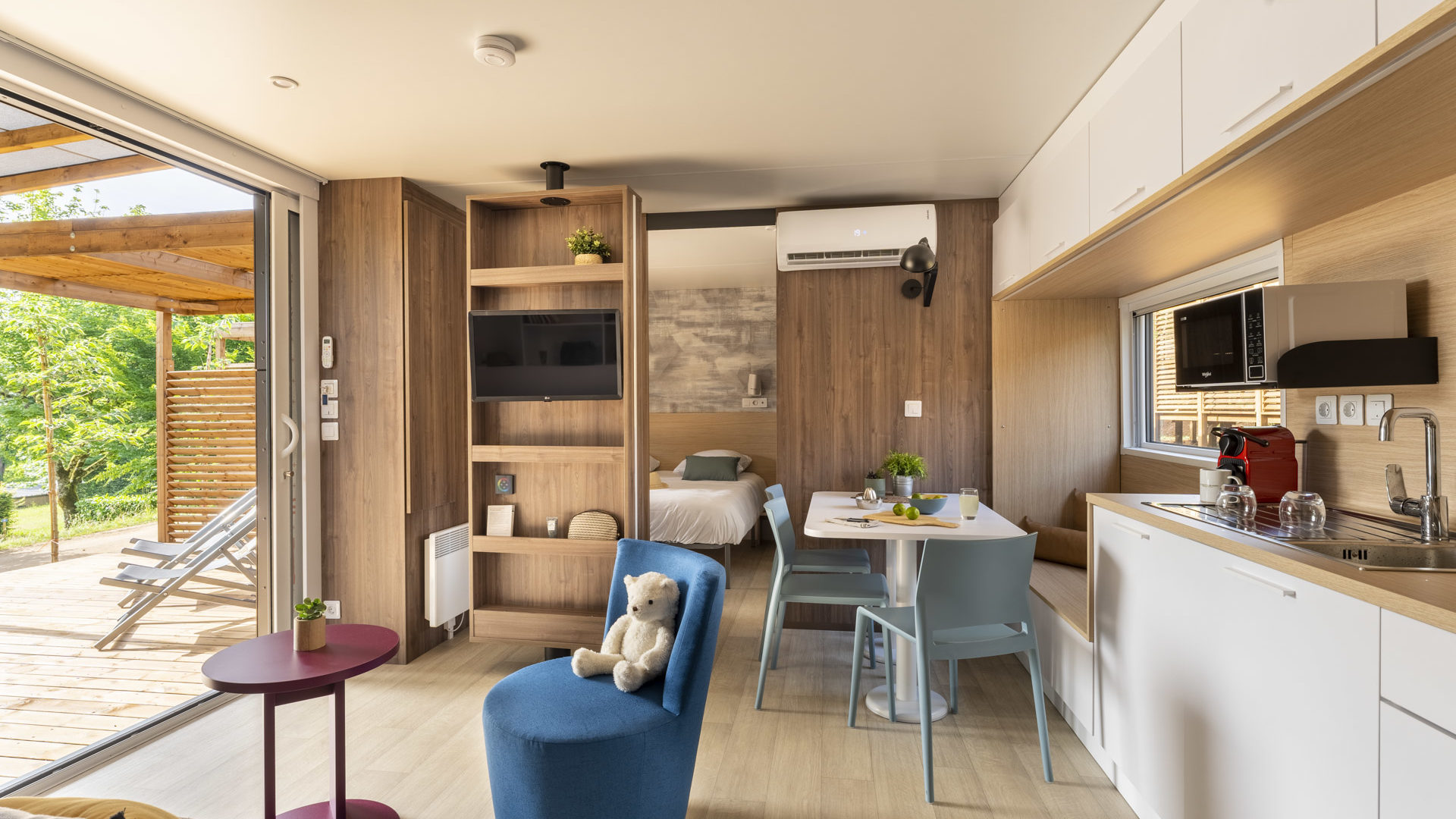 Intérieur moderne d'une petite maison de vacances.