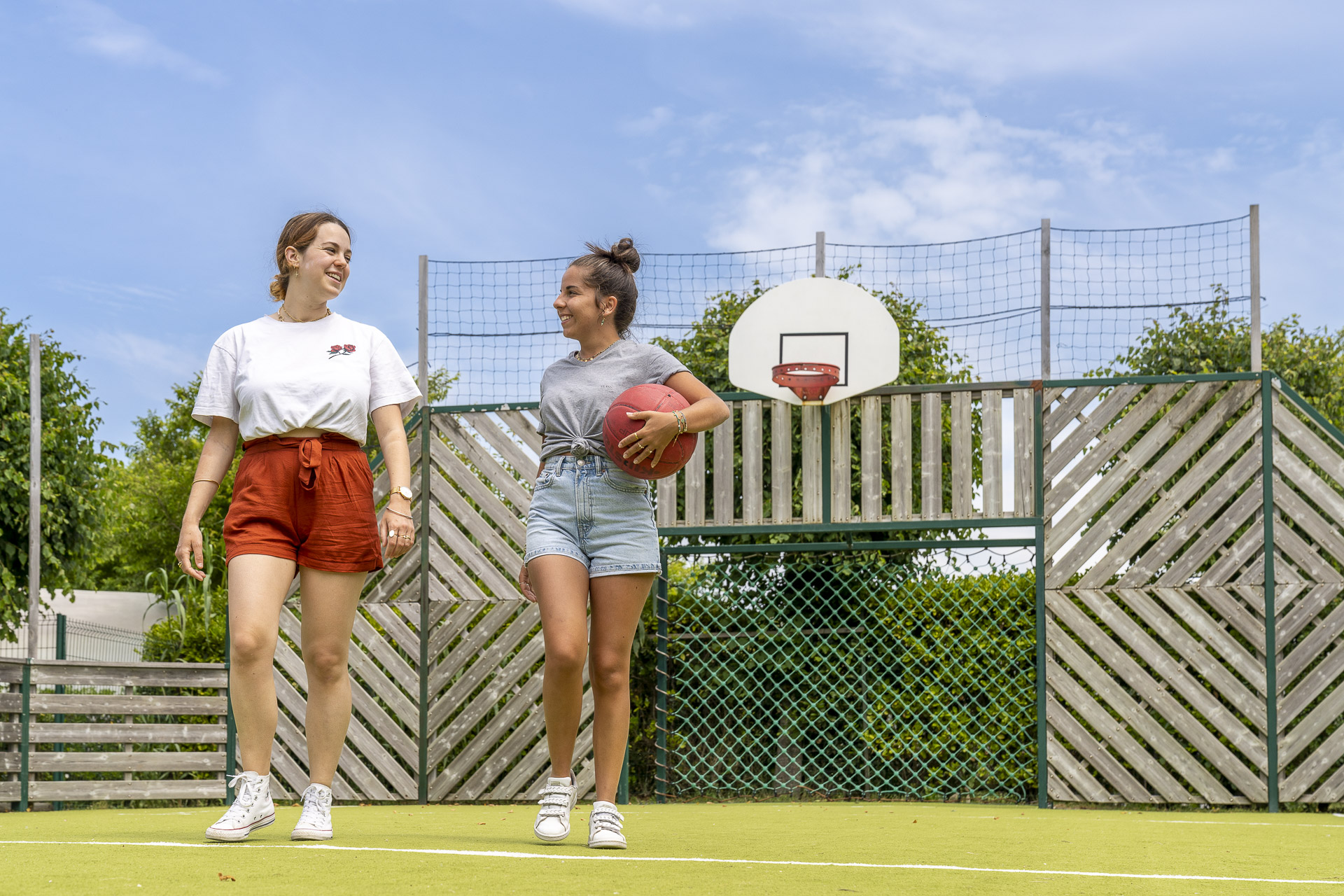 Deux femmes marchant sur un terrain de basket