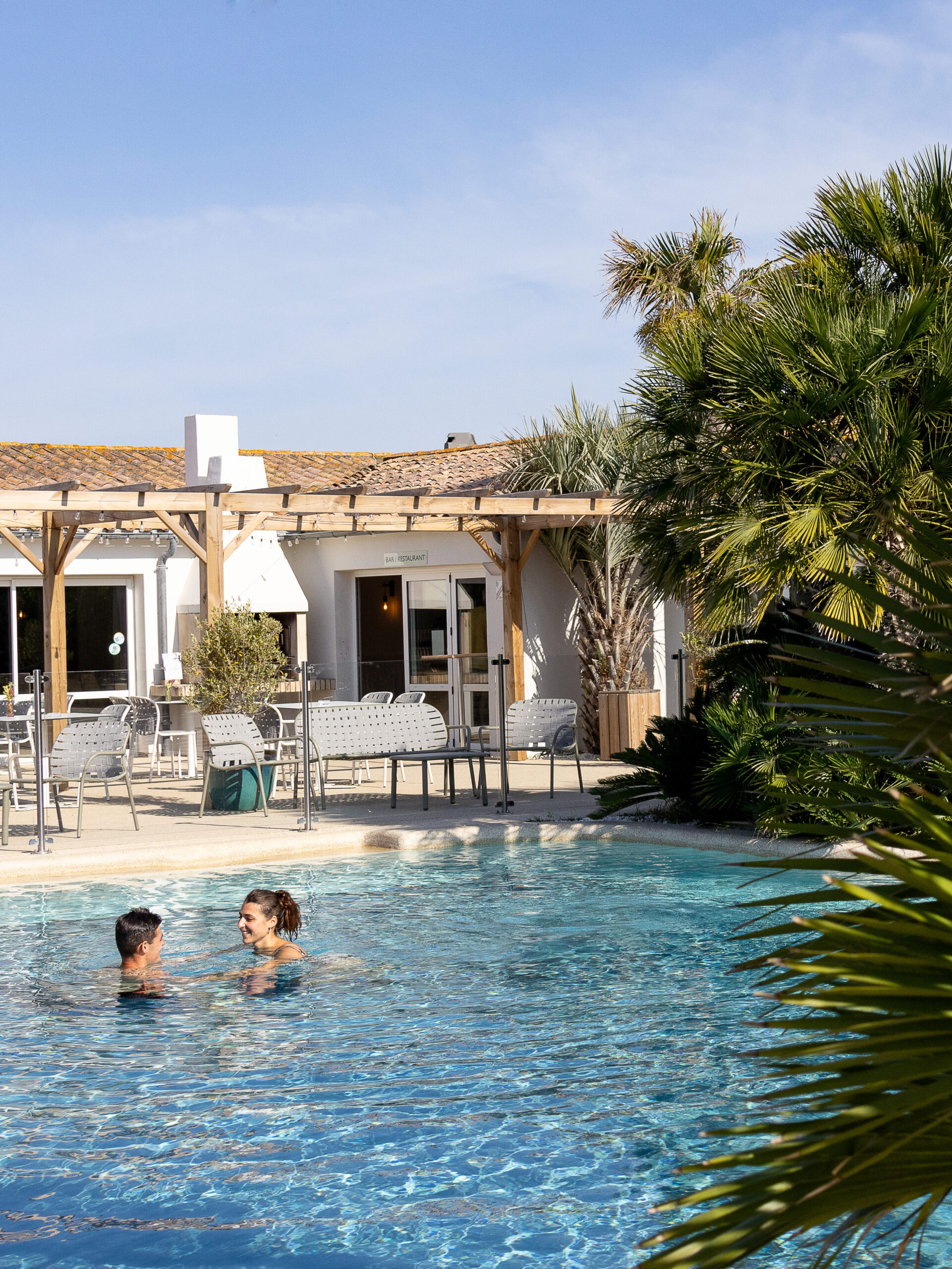 Deux personnes dans une piscine