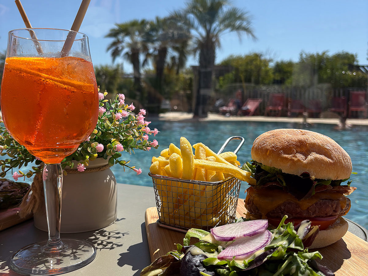 Repas au bord de la piscine.