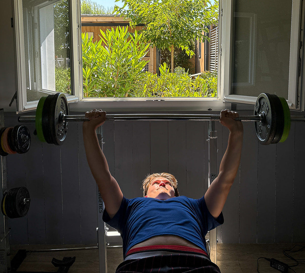 Personne faisant du sport sur un banc de musculation au camping La Plage 
