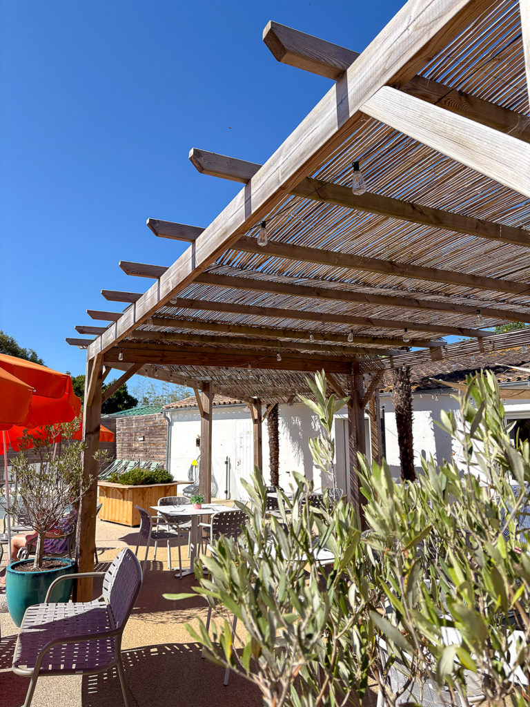 Terrasse ensoleillée avec pergola en bois et chaises