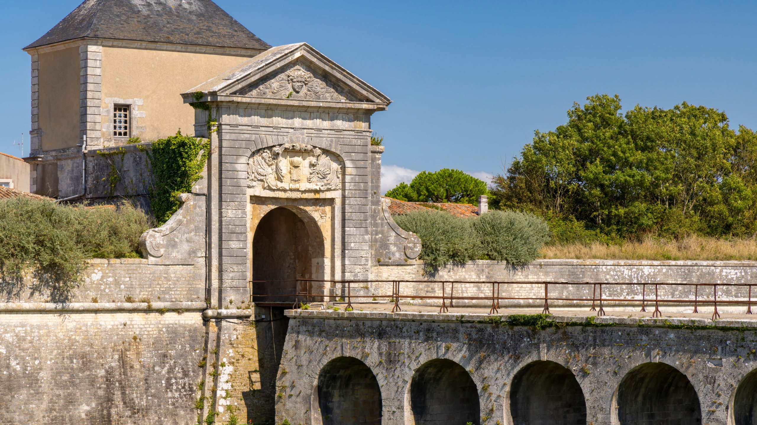 Vieille porte fortifiée avec pont en pierre