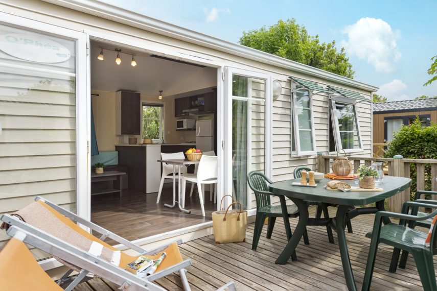 Mobil-home moderne avec terrasse ensoleillée