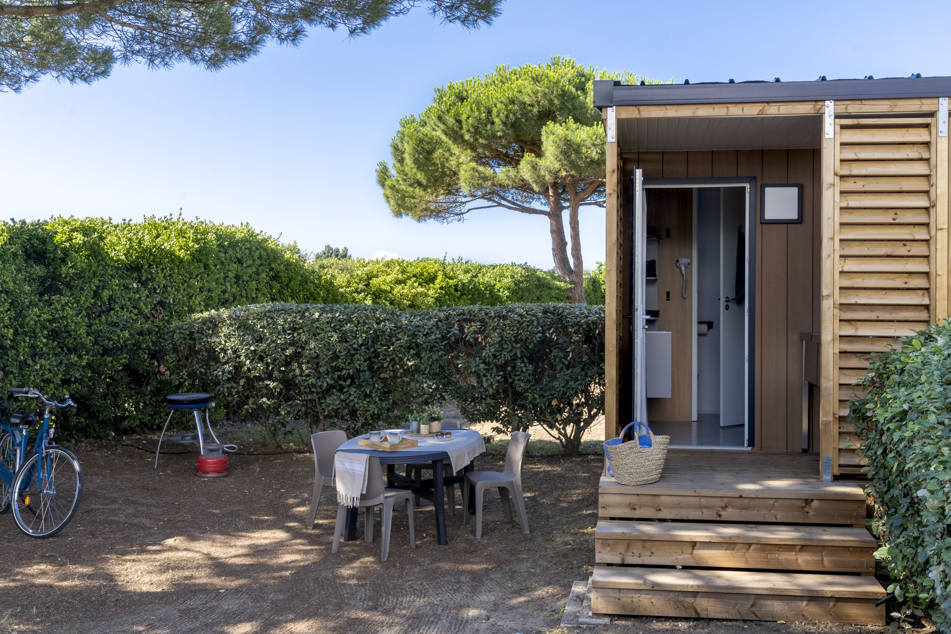 Terrasse de chalet avec table et vélo.