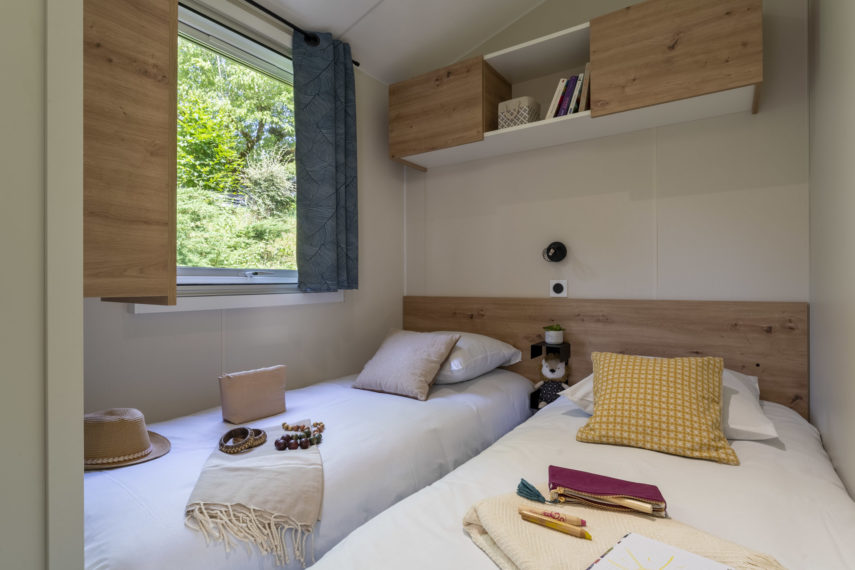 Chambre confortable avec deux lits simples