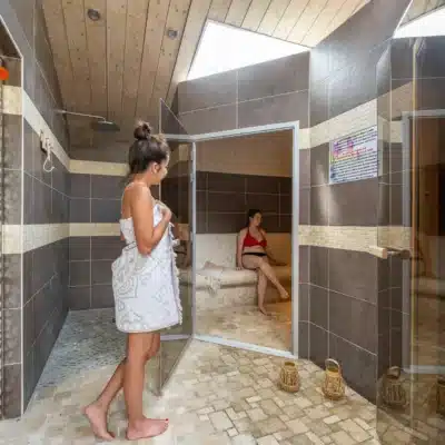 Femmes dans un spa hammam moderne.