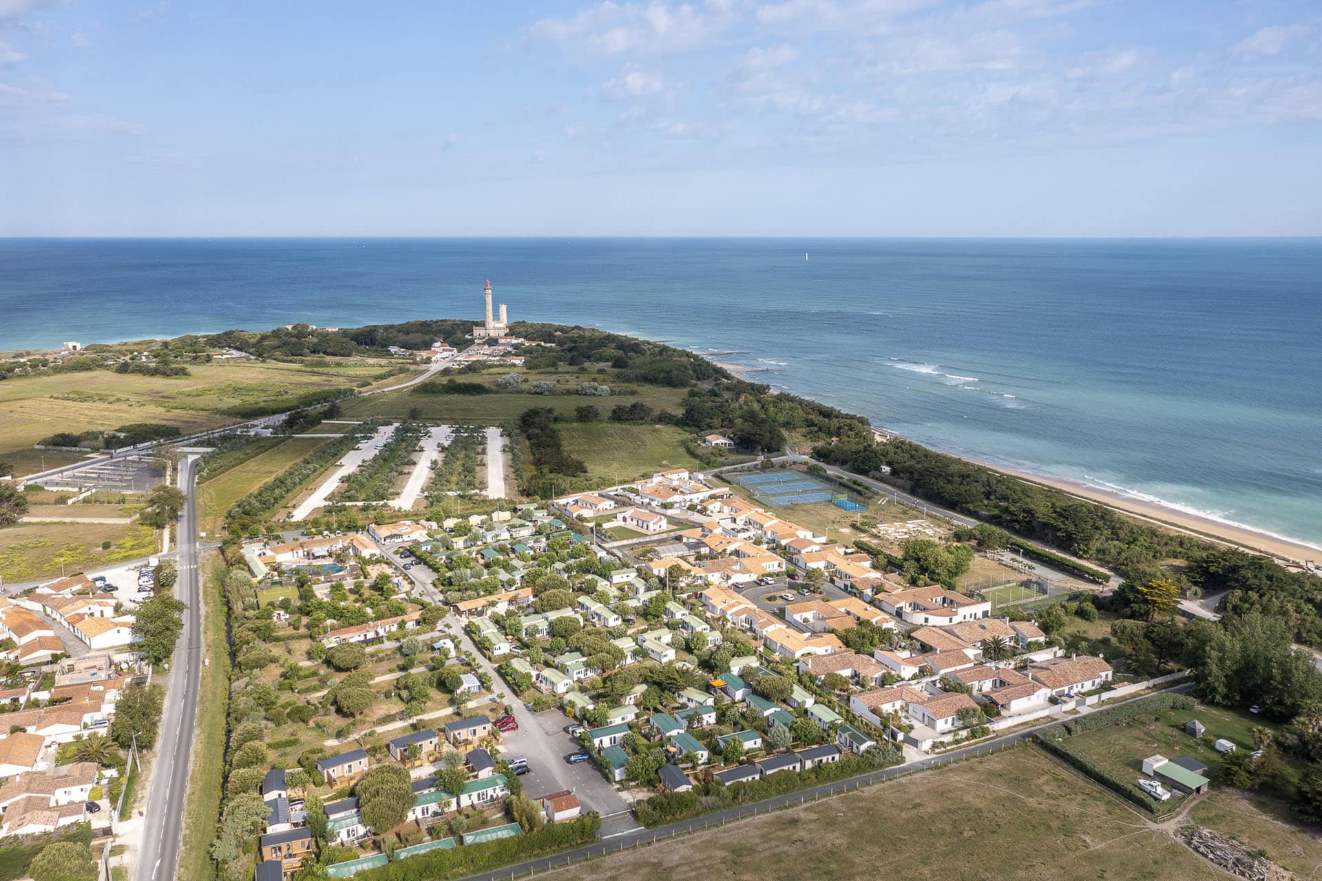 Vue aérienne de l'île avec phare et côte