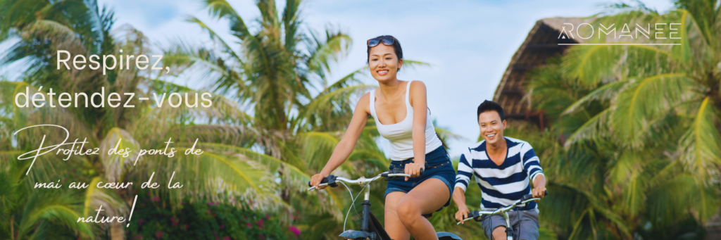 Couple heureux faisant du vélo en nature tropicale.