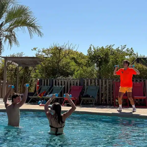 Cours d'aquagym avec haltères à la piscine
