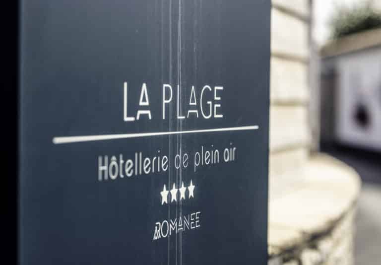 Panneau hôtel de plein air La Plage, quatre étoiles.